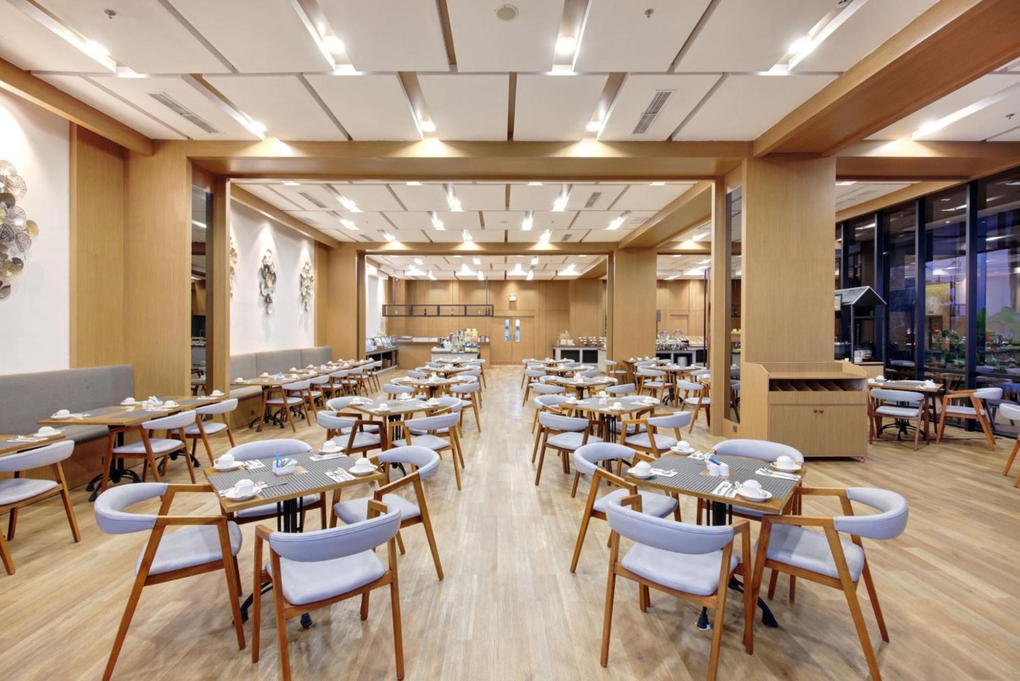 Harper Kupang By Aston Hotel Exterior photo