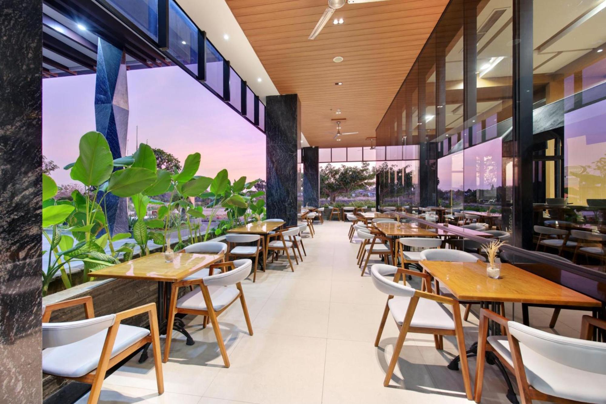Harper Kupang By Aston Hotel Exterior photo